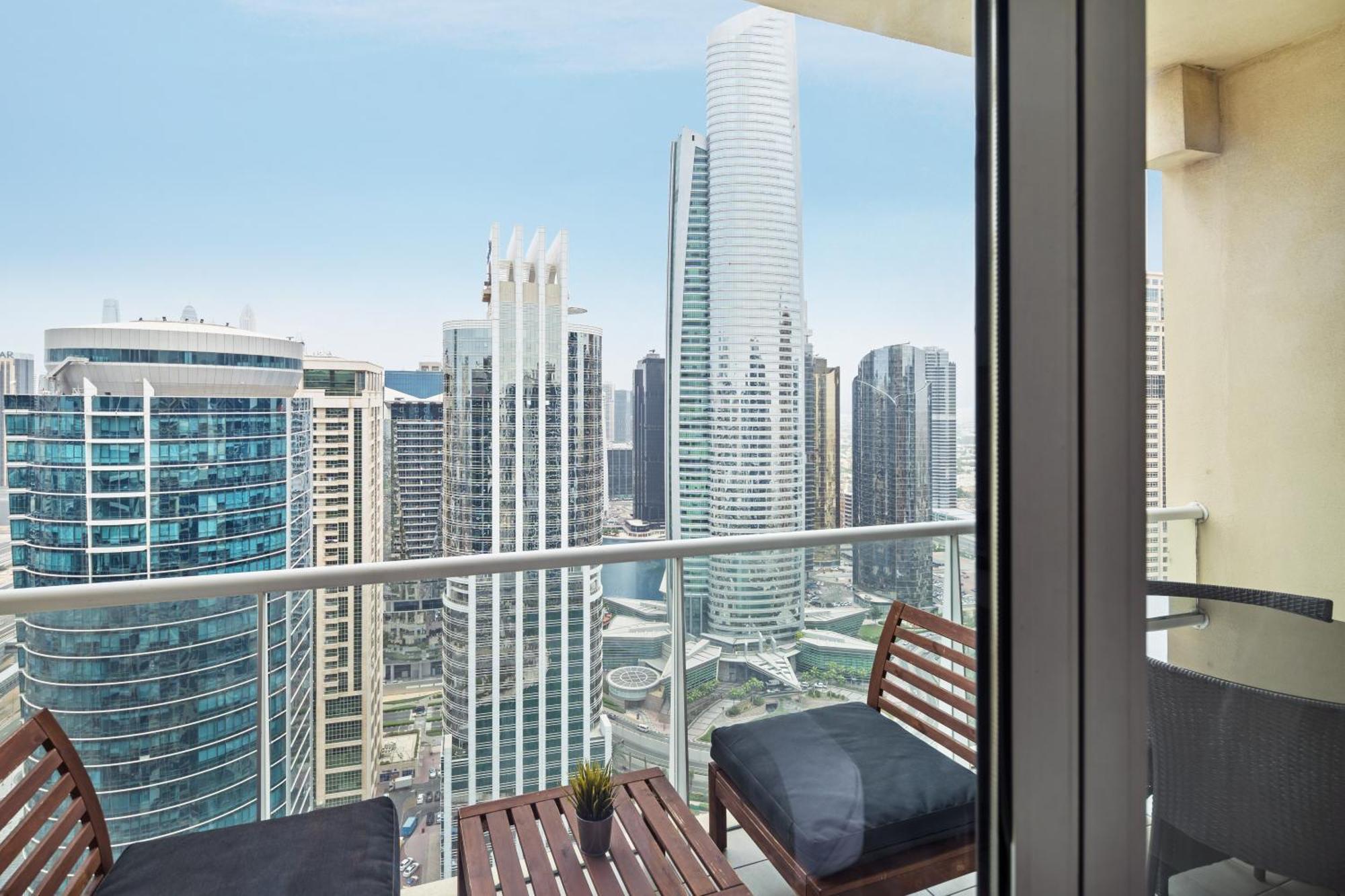 Modern & Spacious 2-Bed Condo With Panoramic Lake Views, Dual Balconies, Steps From Dubai Jlt Metro By "La Buena Vida Holiday Homes" Exteriör bild
