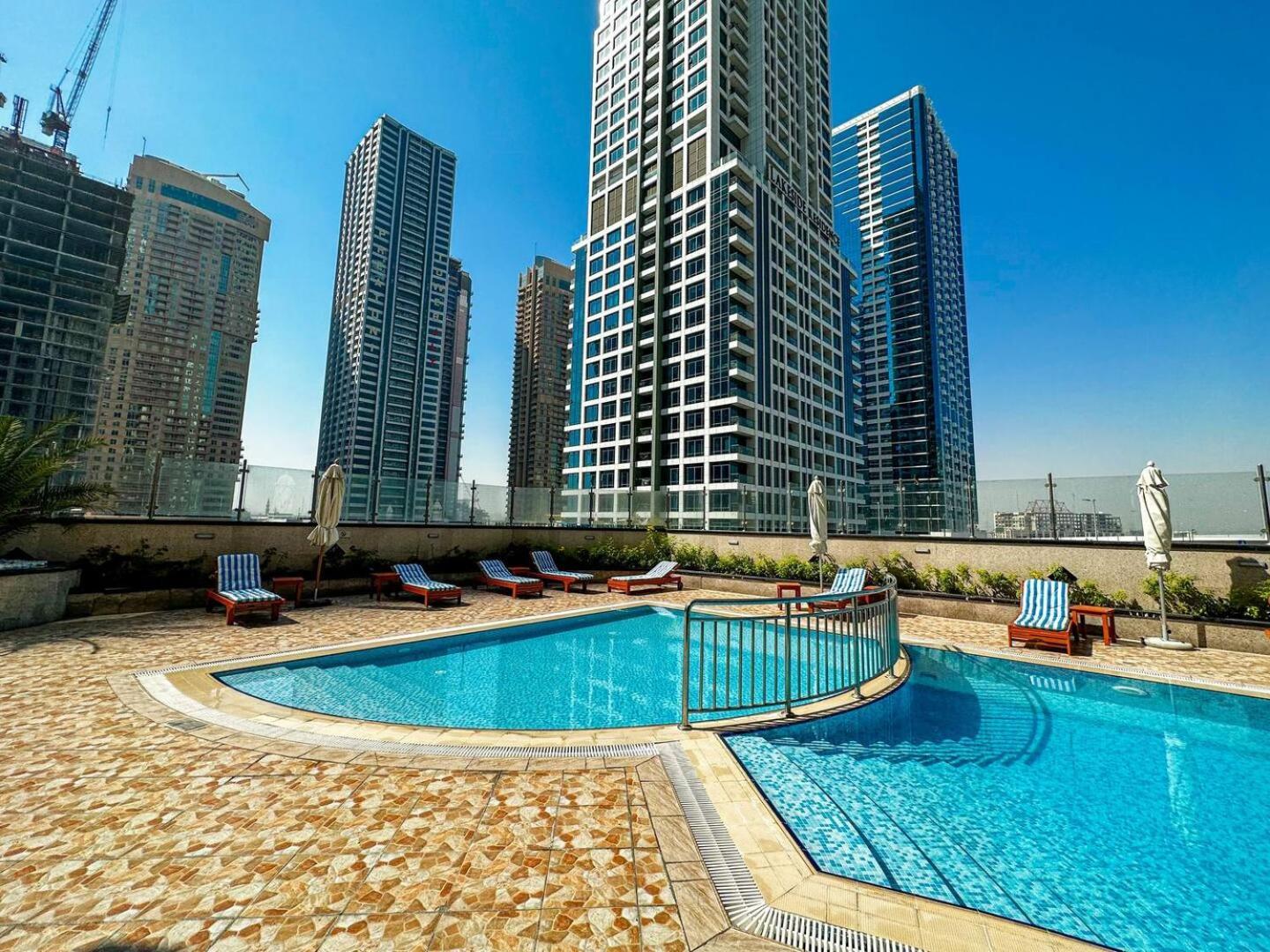 Modern & Spacious 2-Bed Condo With Panoramic Lake Views, Dual Balconies, Steps From Dubai Jlt Metro By "La Buena Vida Holiday Homes" Exteriör bild
