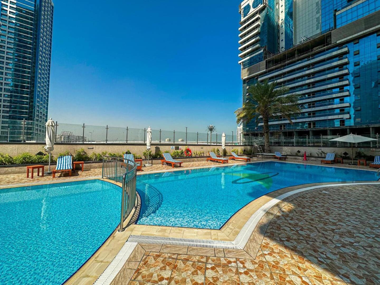 Modern & Spacious 2-Bed Condo With Panoramic Lake Views, Dual Balconies, Steps From Dubai Jlt Metro By "La Buena Vida Holiday Homes" Exteriör bild